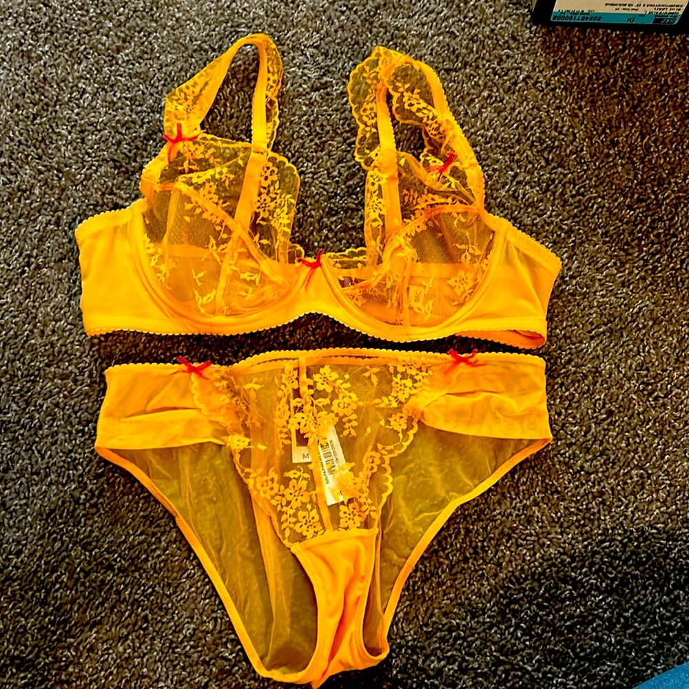 Adore me bra and underwear set bra is 36c and m orange with pink bows. So cute!